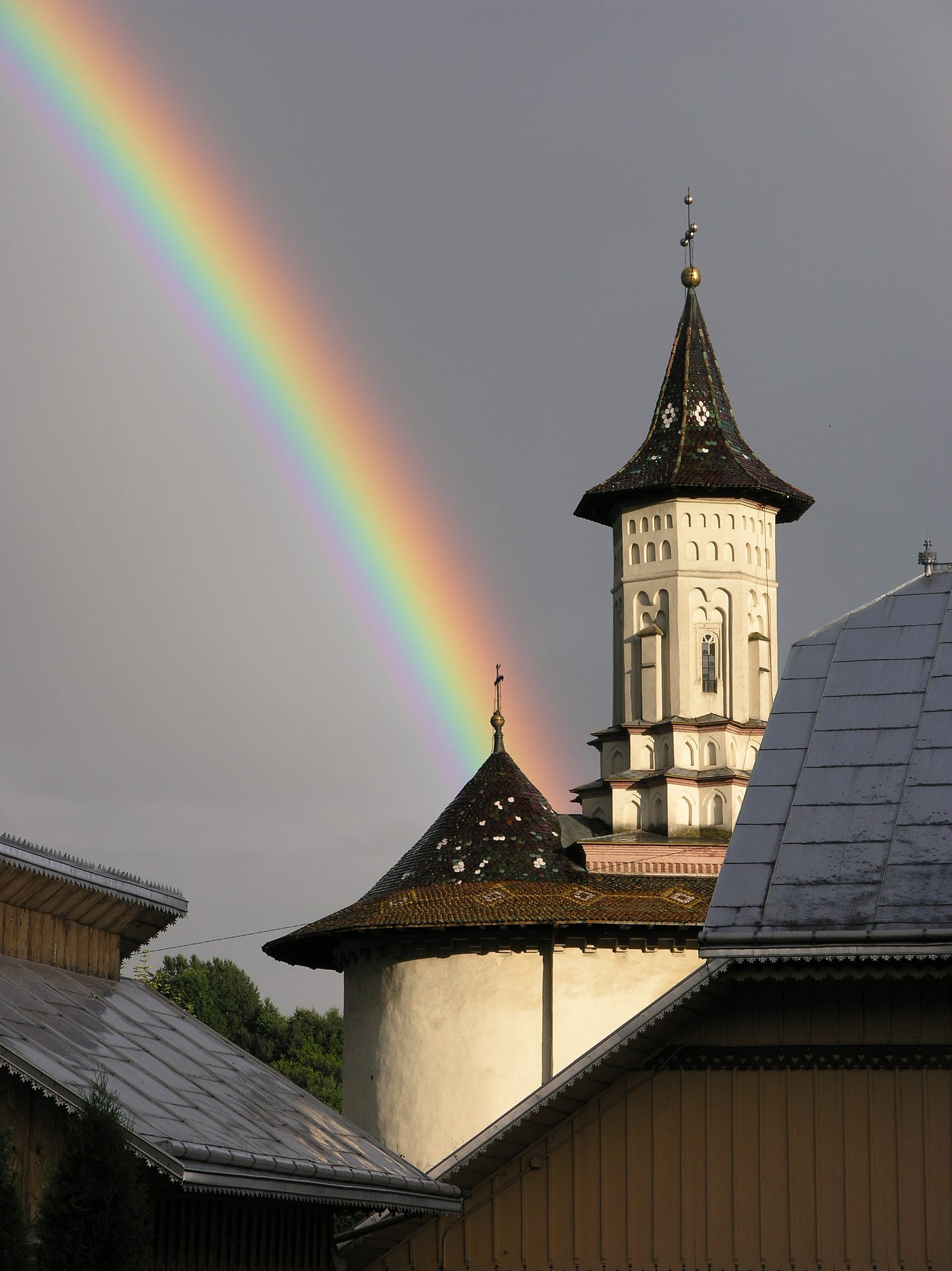 i uczynił na niebie tęczę na znak przymierza….