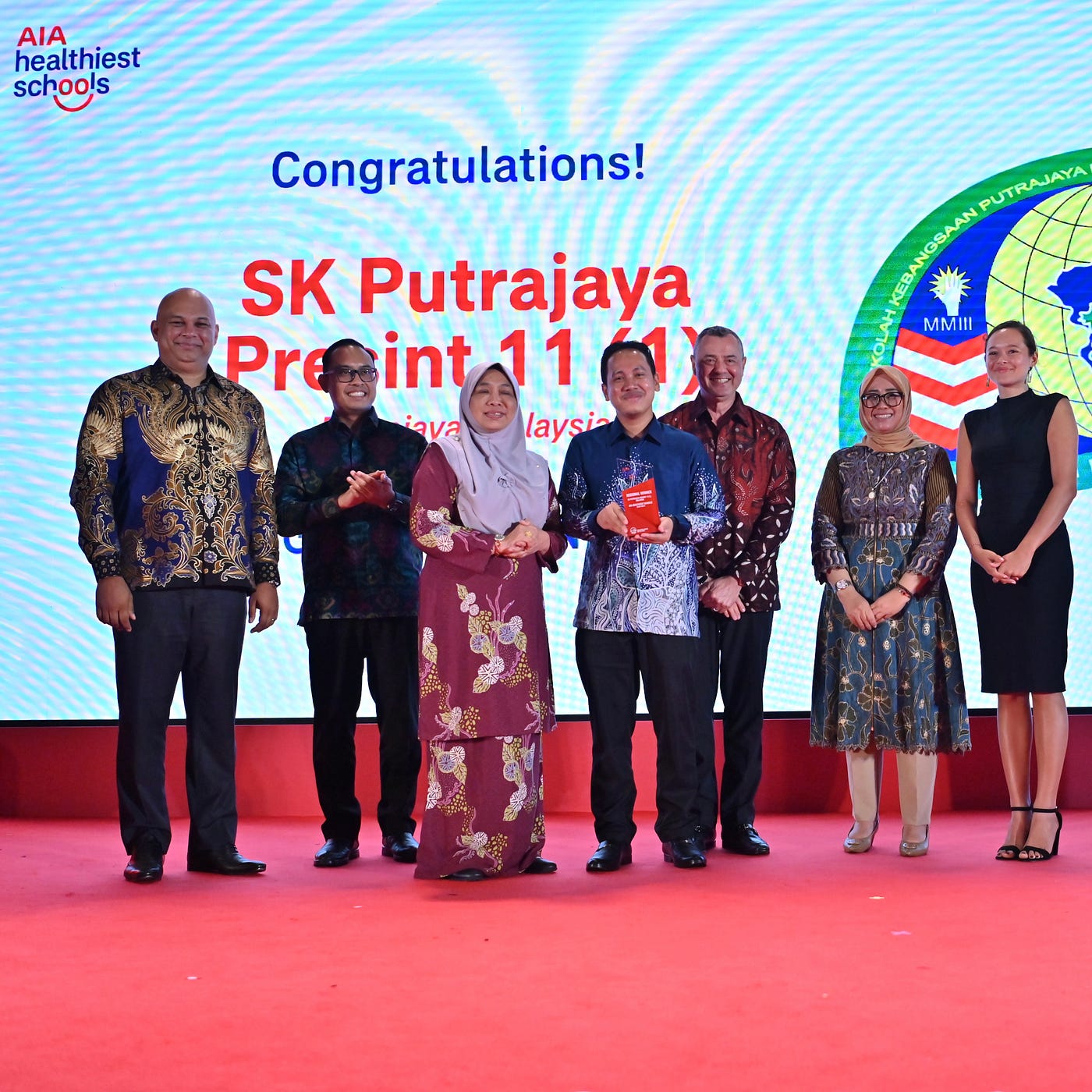 Melati Wijsen(左)和Mohd Saharudin bin Setapa(右圖右四)