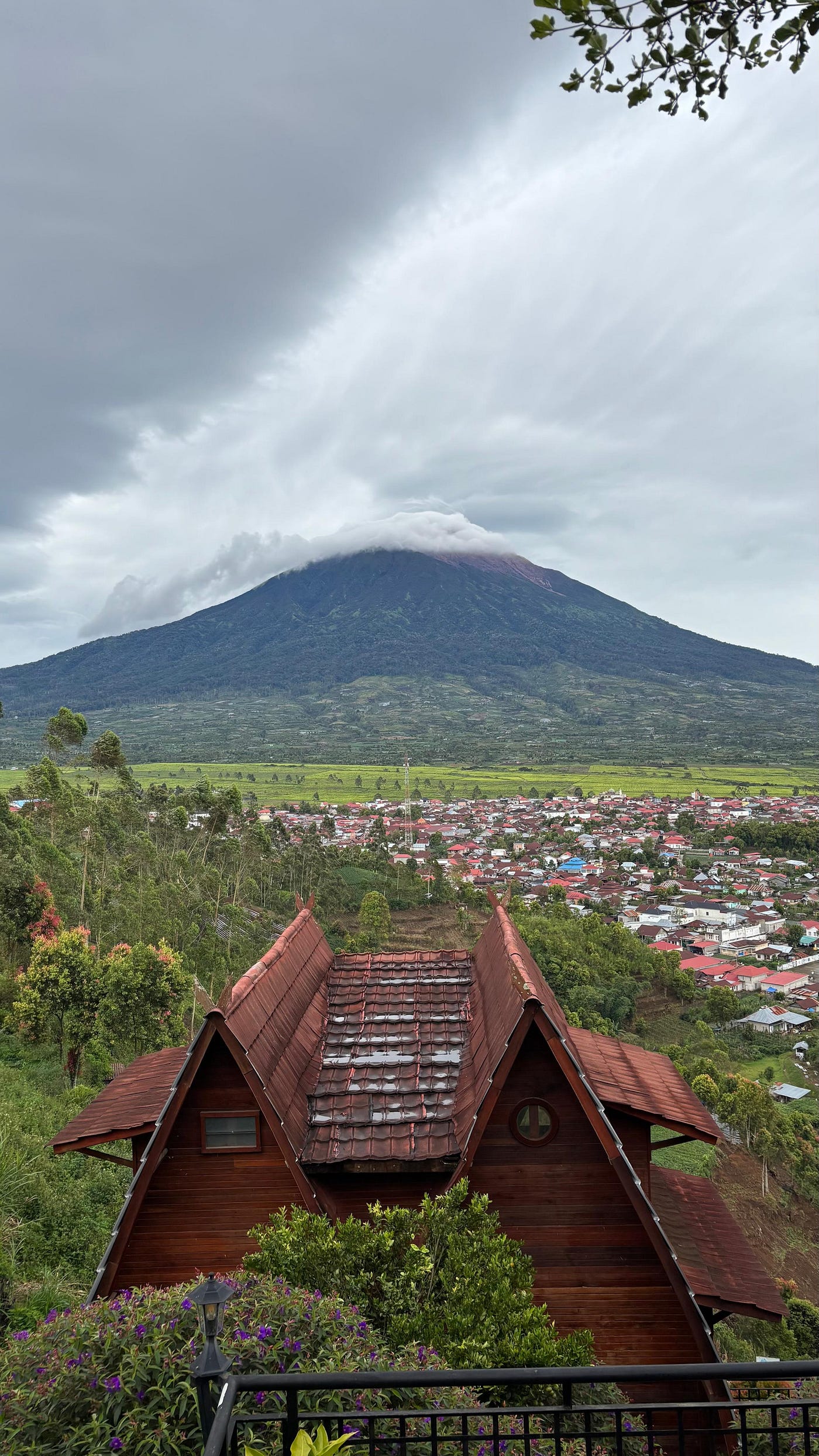 Gunung Kerinci dari arah Kayu Aro (25 November 2025)