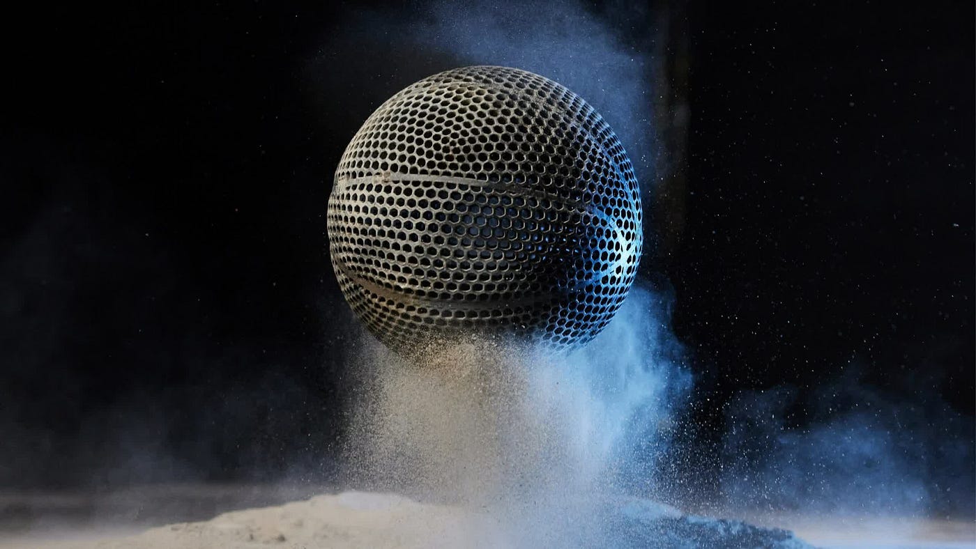 ¿Un balón de baloncesto sin aire que cuesta más que tu coche?