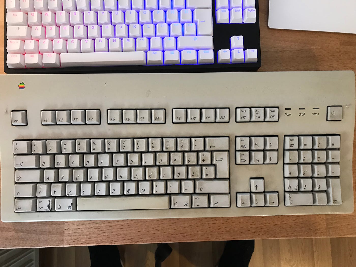 Bringing an Apple Extended Keyboard II back to life | by Hannes Egler |  Medium