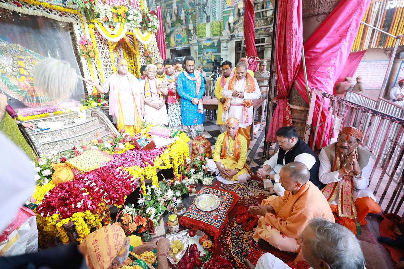 मथुरा में योगी कहां बोले, निवेदन लेकर आया हूं