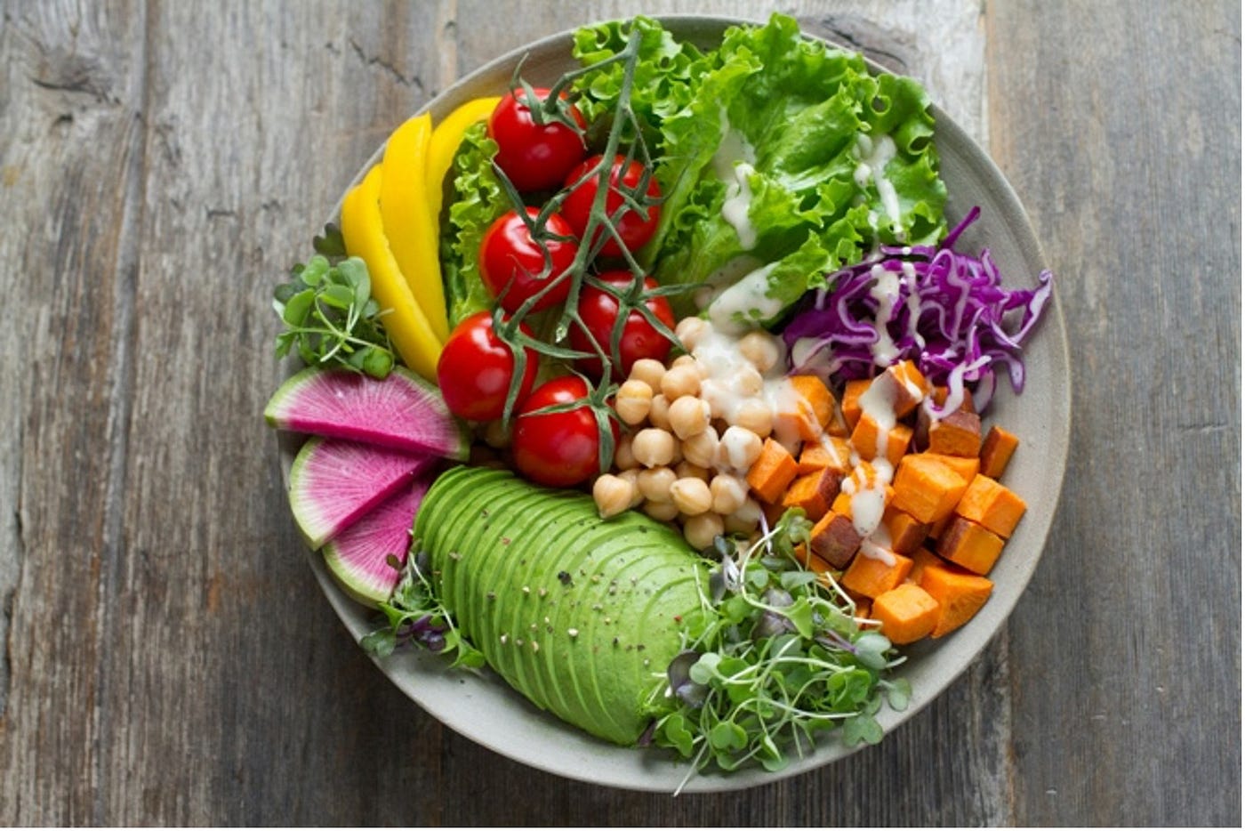 다채로운 샐러드 음식이 가득 담긴 그릇.