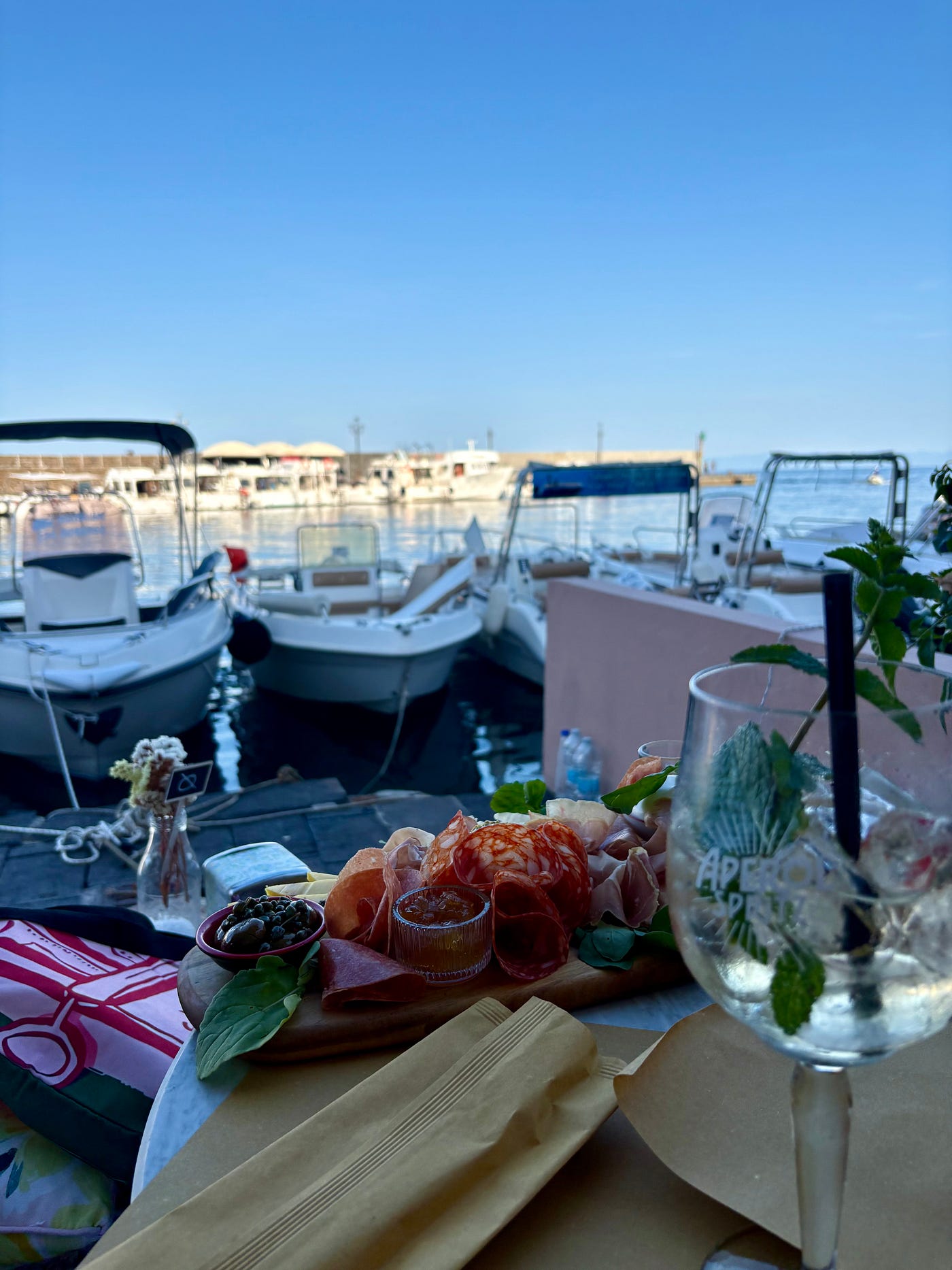Bar D’Ambra a Lipari: un aperitivo specchiato sul mare tra salumi eoliani e qualche limite nel menu