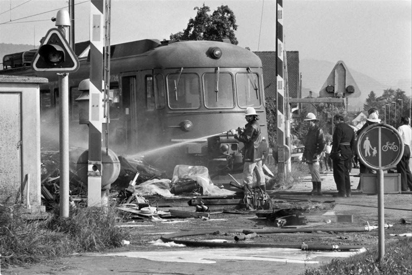 希少HENGE DASSEN morphosis, derailment Tragedy Starts a Friendship: The 1982 Pfäffikon Level