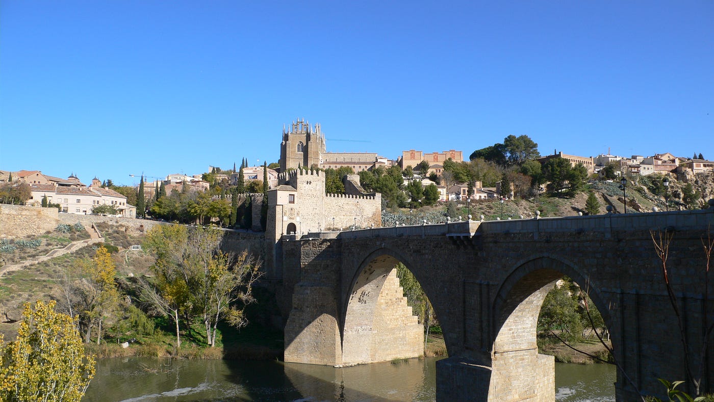 聖馬丁橋(Puente de San Martín),建於中世紀,以哥德式防衛塔為特色。