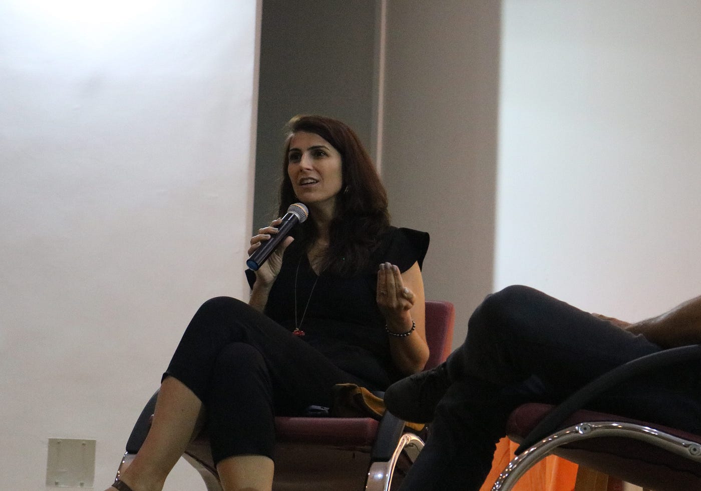 Manuela d’Ávila debate desinformação e discurso de ódio em aula aberta na UFCA