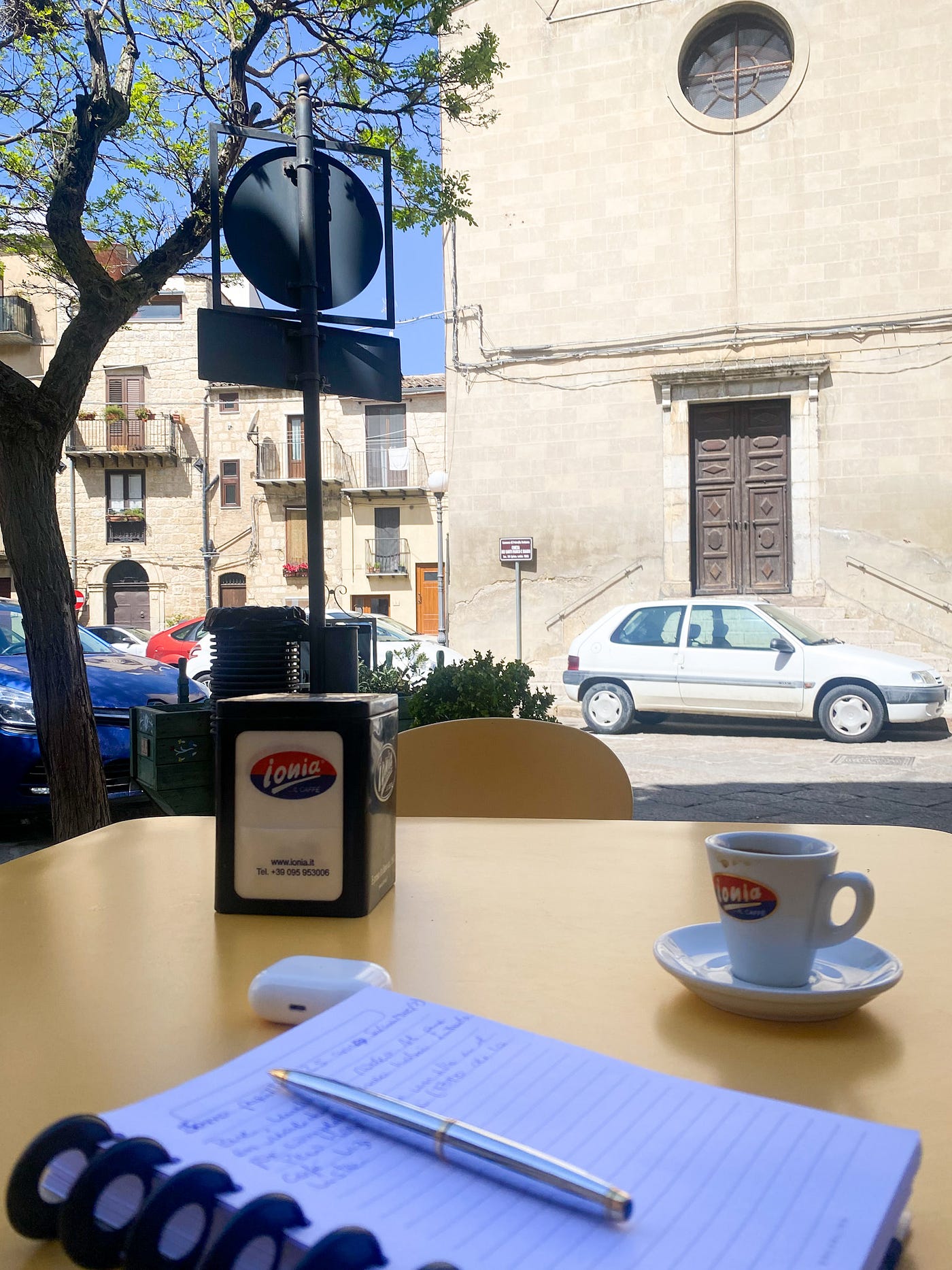 Vivir en un pueblo siciliano: una historia entre montañas, espresso y personajes de película