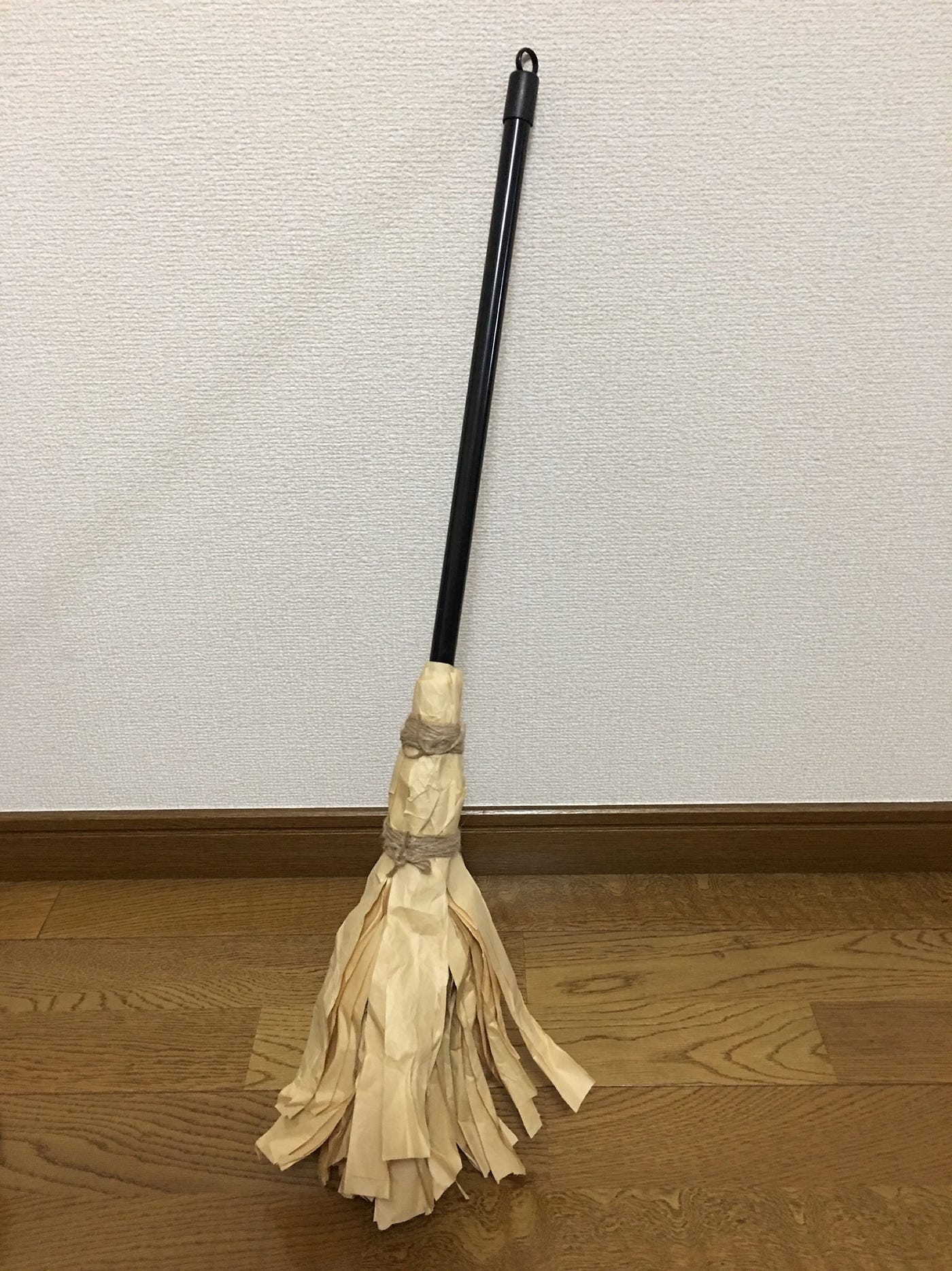 魔女のホウキ”を作ってみた. 我が家の小さな魔女のために、“魔女のホウキ”を作りました。 | by Junichi Kohmura | Medium, image size:1400x1867
