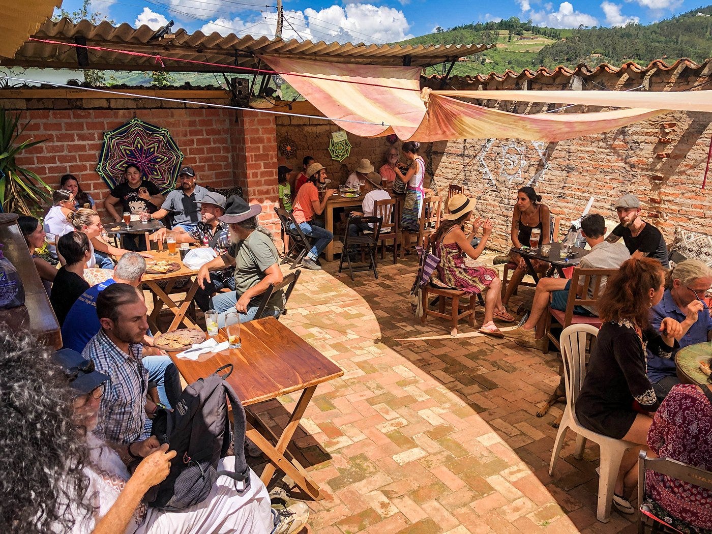 Entre la tierra y la norma: tensiones del anarcoprimitivismo conservador en Samaipata
