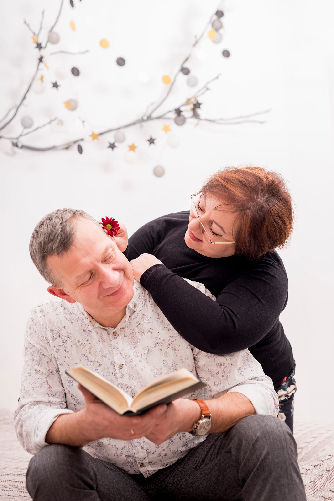 7 Hidden Signals Older Women Use When They Want You to Approach (Most Men Never Notice Them)
