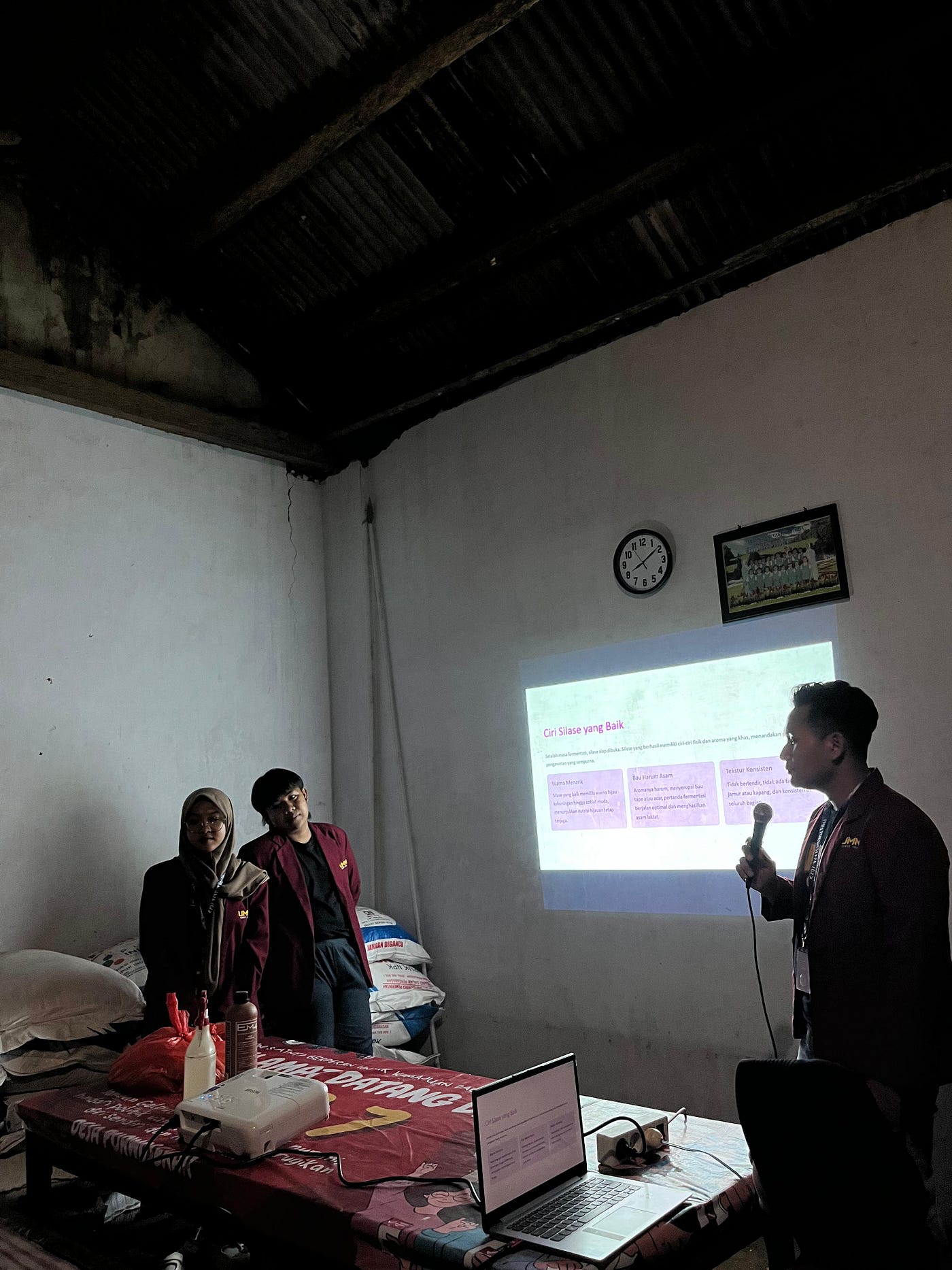 Kelompok 2 PMM Universitas Muhammadiyah  2025 Kenalkan Pembuatan Silase di Desa Purwosekar…