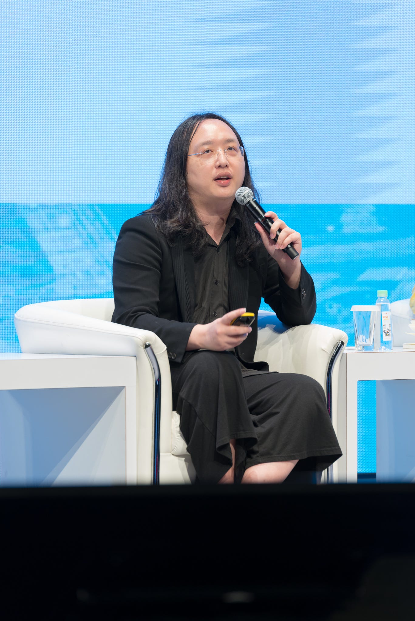 12/25 公民科技週報Issue 11. 可能充滿偏見的演算法、遭「再識別化」的匿名資料，再次引起個人數據收集、資料安全的… | by OCF |  g0v.news