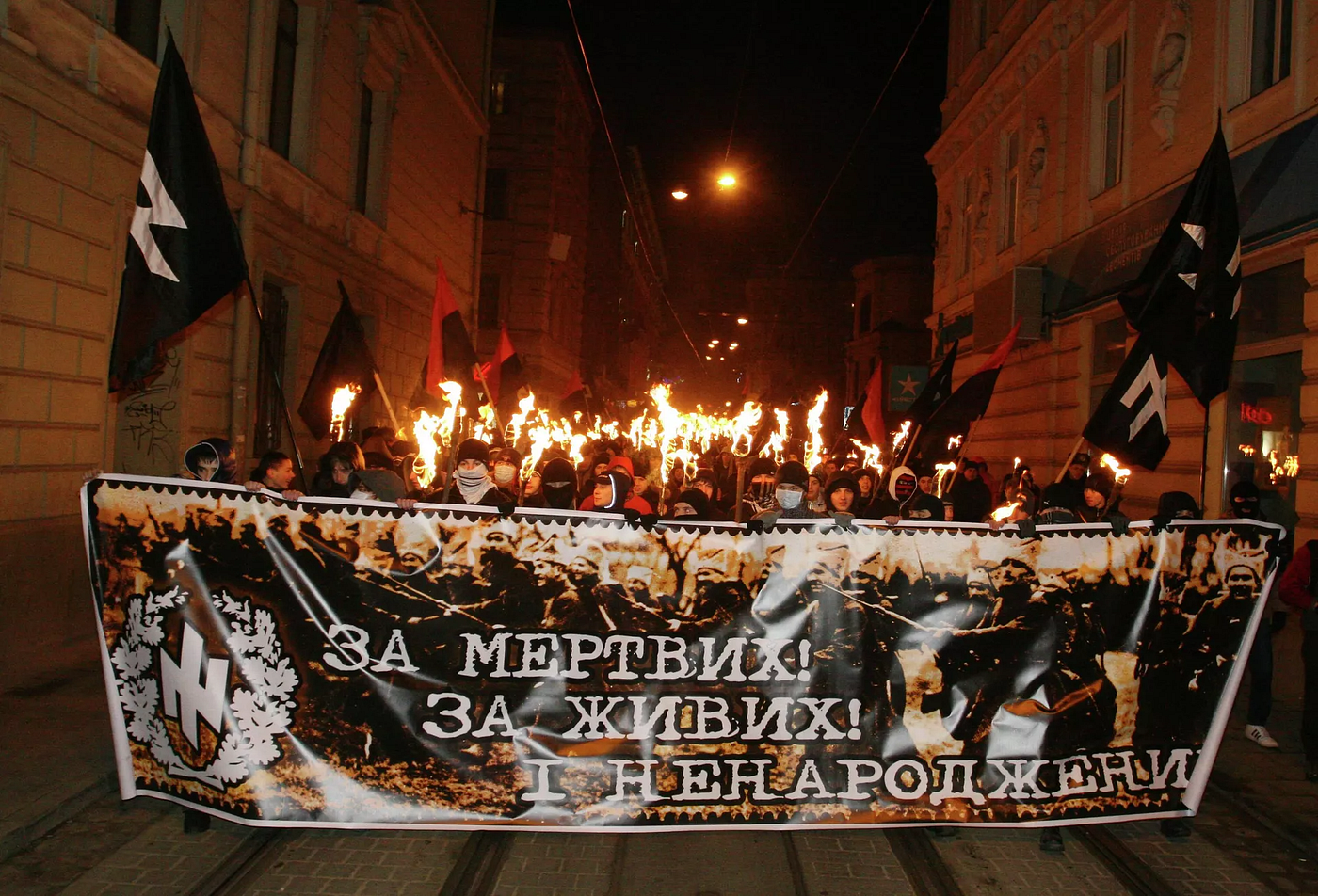 FOTO: SNA/SPUTNIK — Ukrainische nationalistische Organisationen nehmen am Fackelzug teil, um der Gefallenen in der Schlacht vor Kruty zu gedenken.