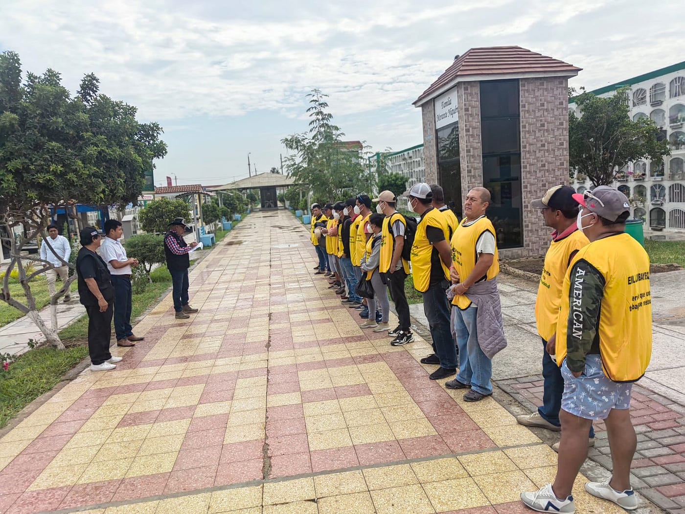 Sentenciados de Medio Libre apoyan jornada de limpieza en cementerio de Lambayeque