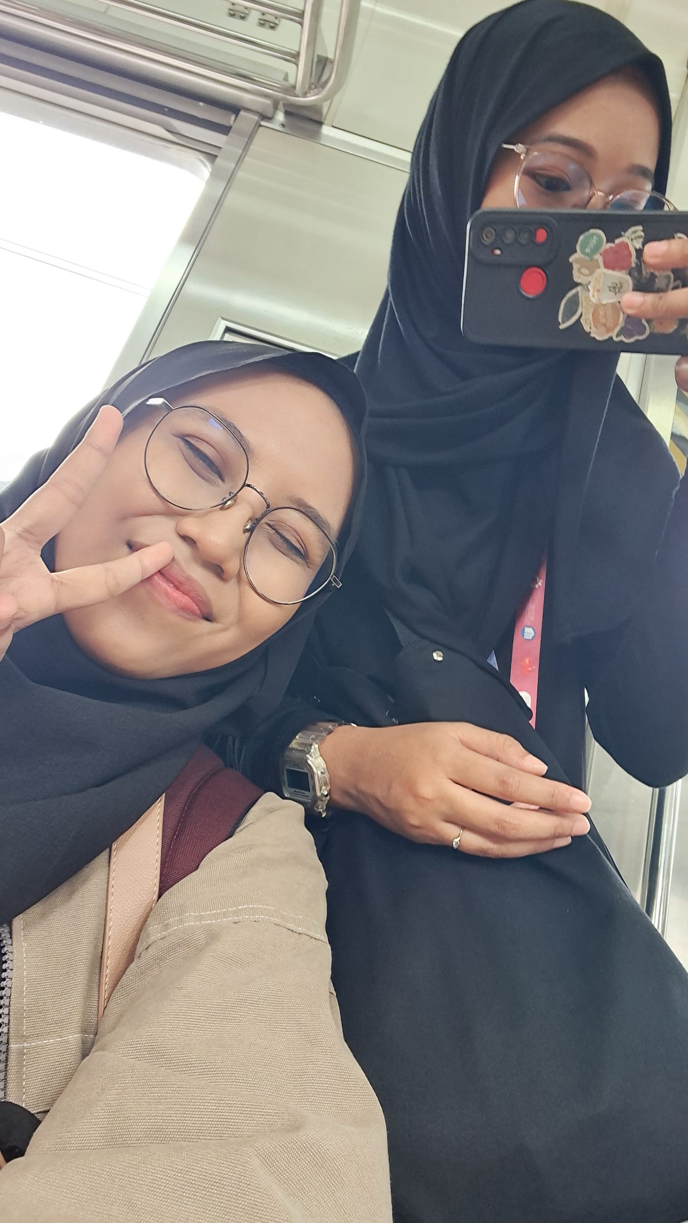 Aku dan Nuha yang sedang berada di KRL untuk melakukan perjalanan dari Jatinegara ke Tangerang