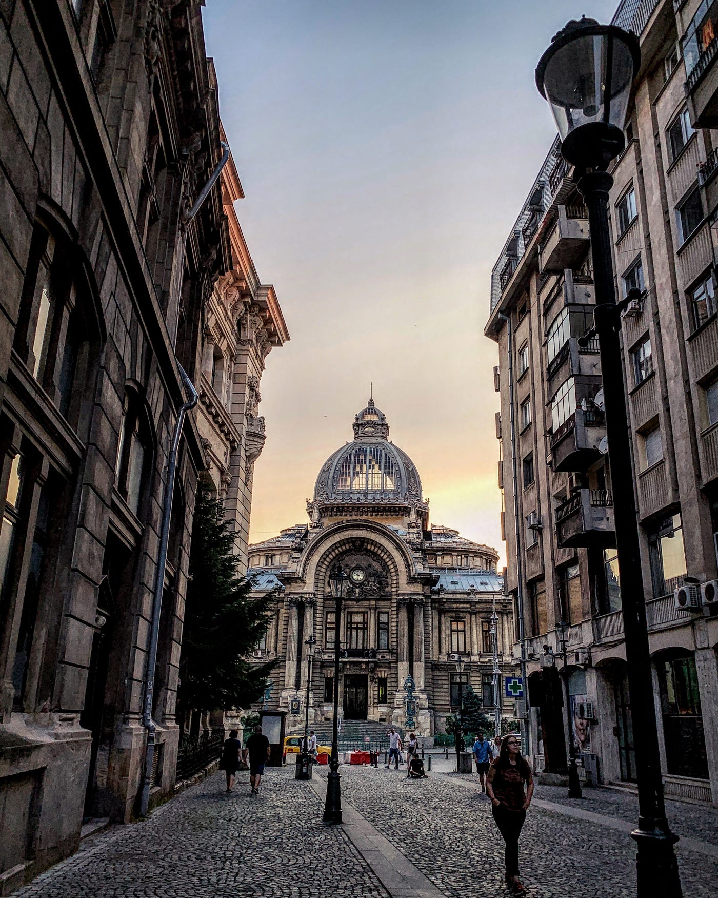 羅馬尼亞｜布加勒斯特：被遺忘的東方巴黎. Bucharest is definitely a hidden gem… | by 如果能有回頭率|  Medium