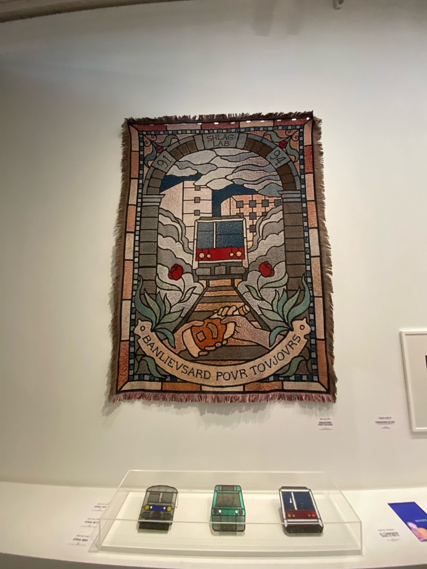 Figure 4, “Banlievsard povr tovjovrs”, tapisserie murale tisée réalisé par Shlag Lab en 2024, @palaisportedorée, Photographie Nora