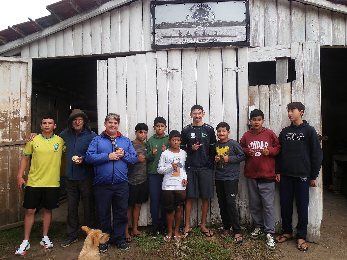 O treinador Romeu (de capuz) e o presidente do projeto Acares, Gerson (de casaco azul) acompanham os alunos nos treinos de sábado | Foto: Raíssa Souza