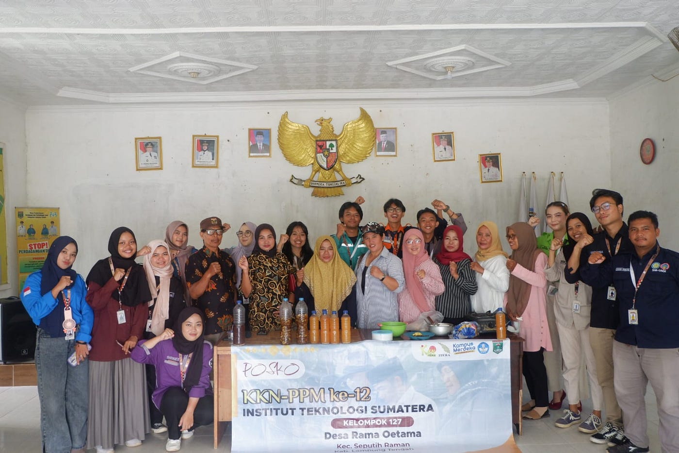 Mahasiswa KKN ITERA melakukan Sosialisasi Pembuatan Pupuk Cair dan Selai dari Kulit Pisang kepada…
