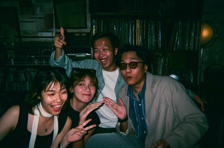 네 친구가 함께 즐거운 시간을 보내는 사진