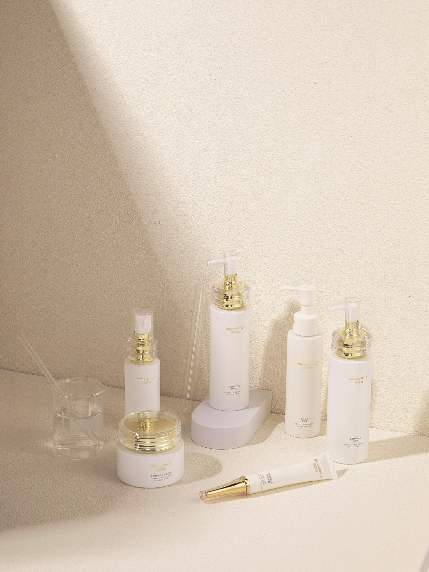 L’Art de la Parfumerie : Entre le Rôle du Fabricant de Parfum et la Création Artisanale