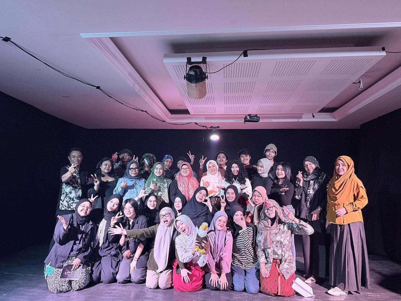 Teater Seruni Pukau Puluhan Penonton Lewat “Rumah Tanpa Bendera”