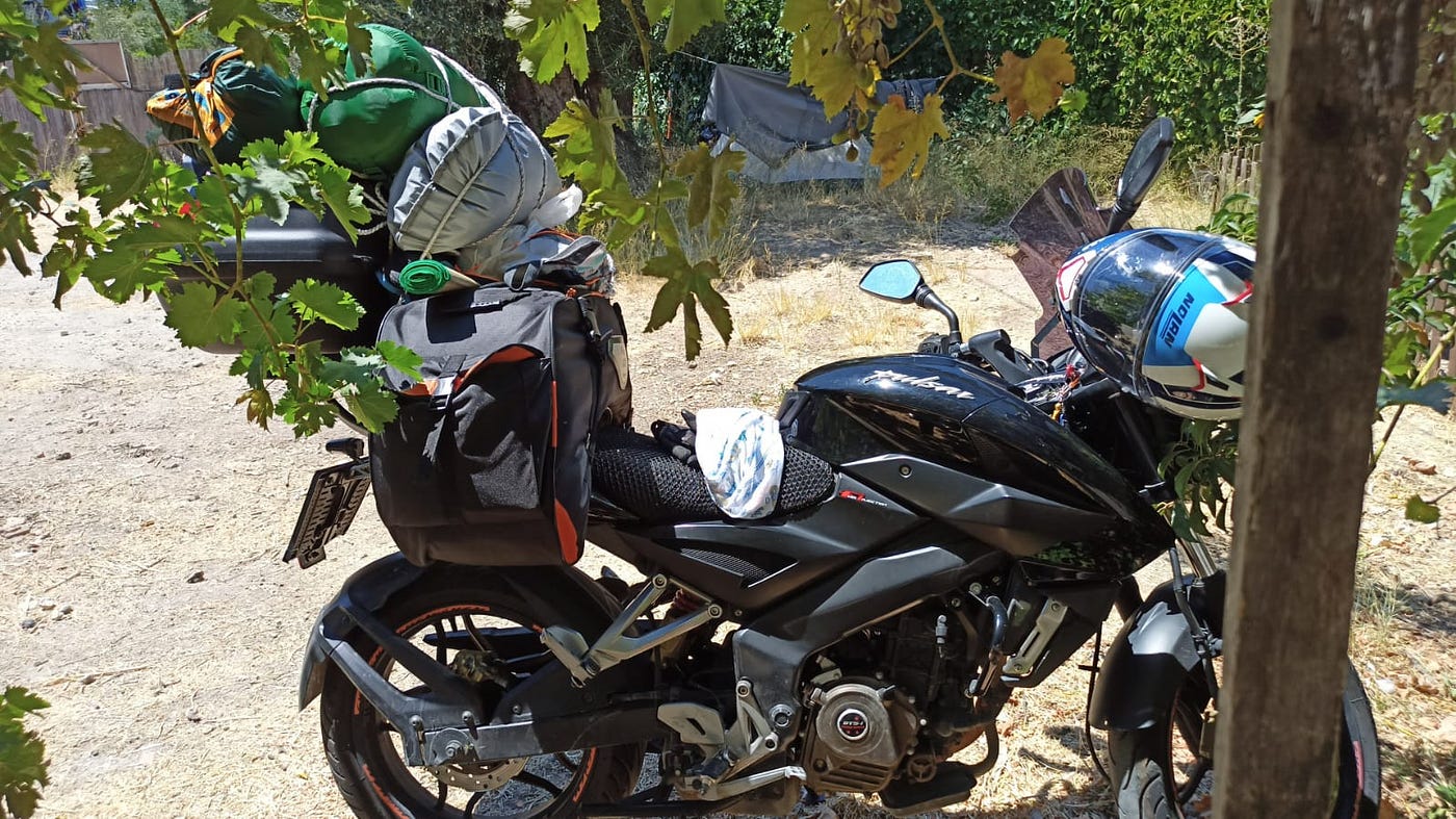 pulsarcım, kara şahinim. ne çok yollarda kaldık, ne çok çekiciler, polisler tanıdık seninle. ama en güzel yollarımda da benleydin. evim oldun. seviyorum seni. huzur içinde vın vınla şimdi nerde ve kimleysen.