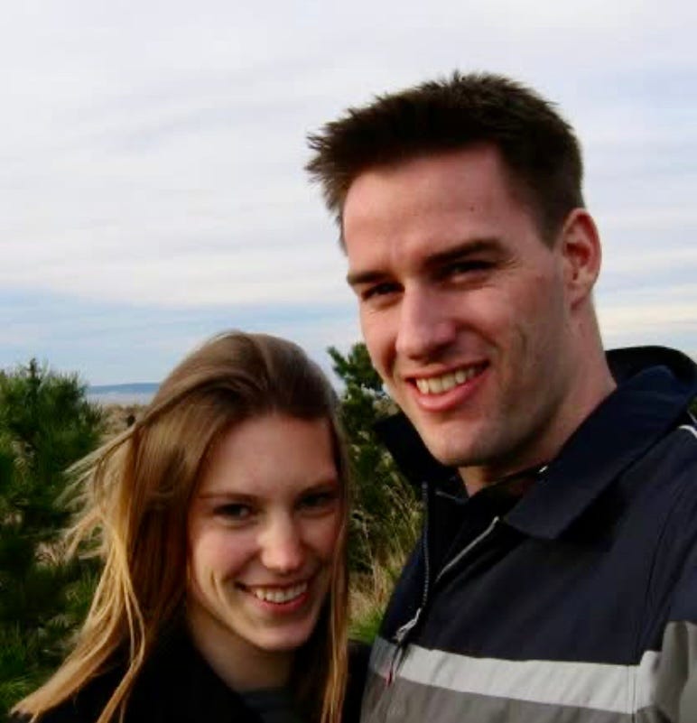 미소 짓는 남자와 여자가 ​​약혼을 기념하며 셀카를 찍고 있다.<BR> 2006년, 퓨젯 사운드 근처에서 촬영.