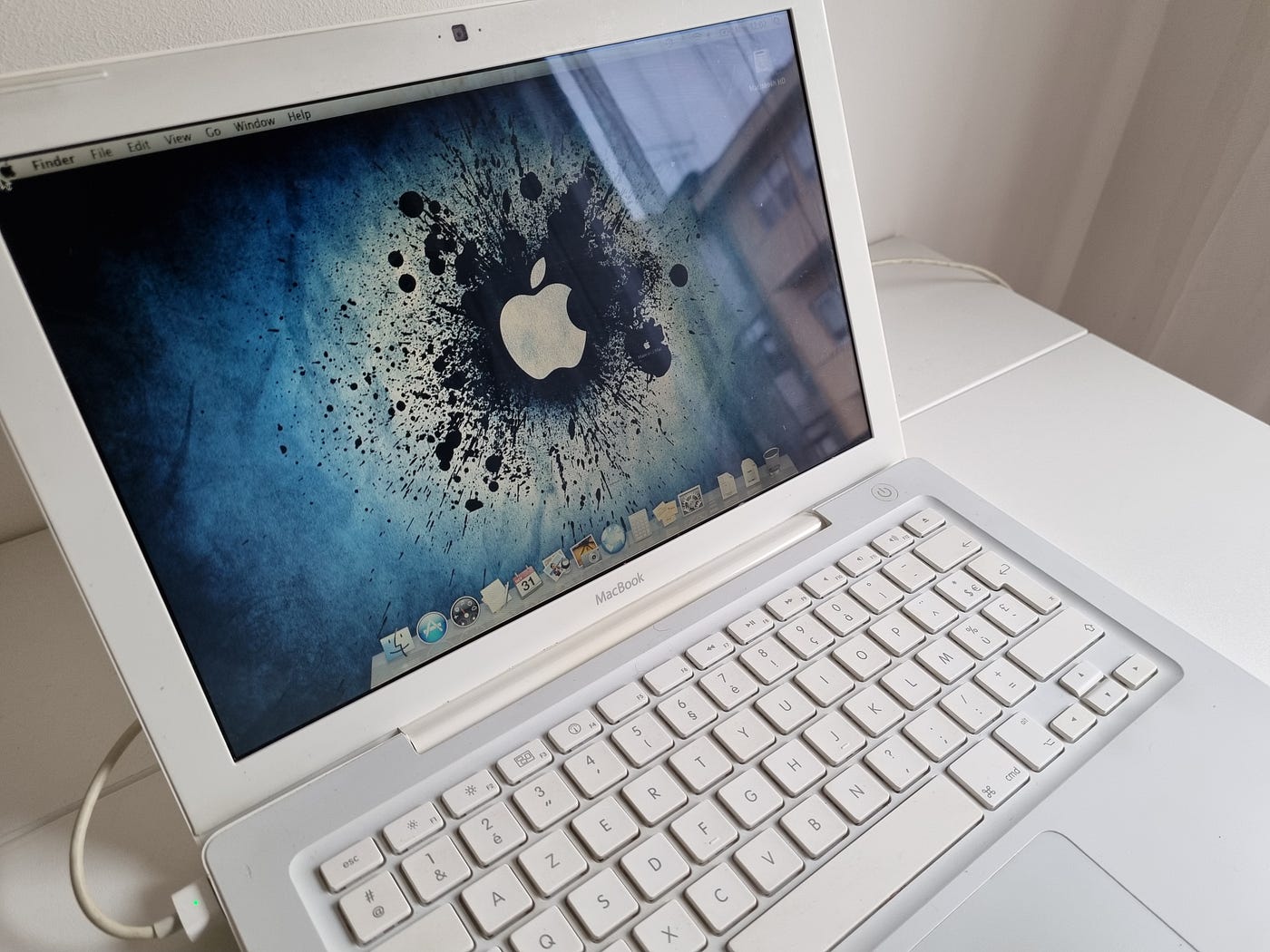 Legacy System Review: MacBook 1.1 Plastic White 2006 | by Carla Martins |  Medium