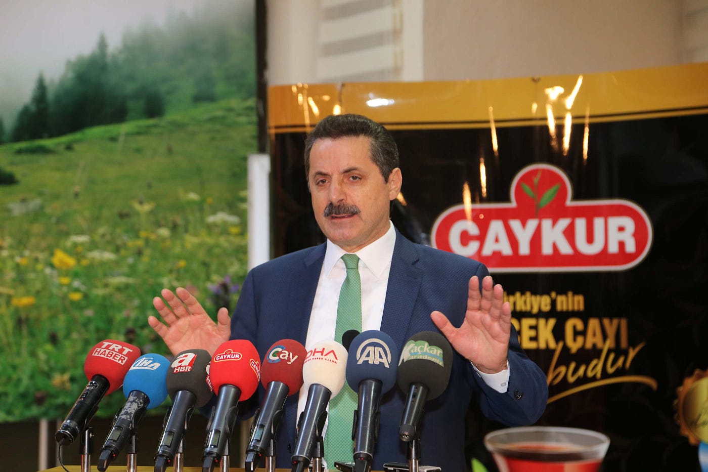 YAŞ ÇAY ALIM FİYATI 1,90 LİRA OLARAK AÇIKLANDI