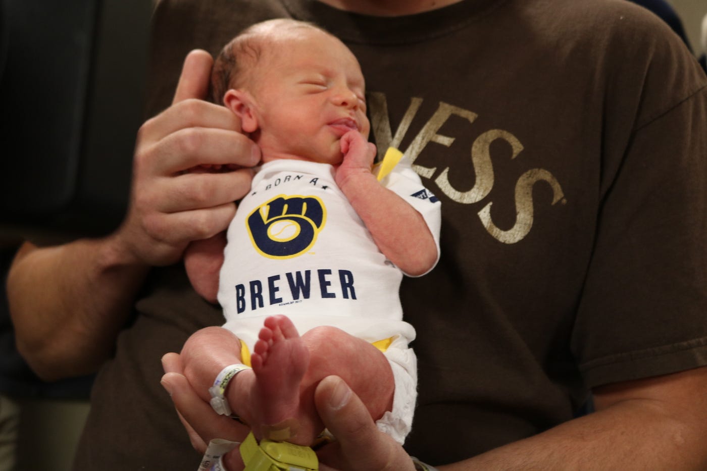 MILWAUKEE BREWERS WARMLY WELCOME NEW FANS AT FROEDTERT HOSPITAL BIRTH  CENTER ALL BABIES BORN AT FROEDTERT TO RECEIVE “BORN A BREWER” ONESIE AND  BLANKET, by Caitlin Moyer