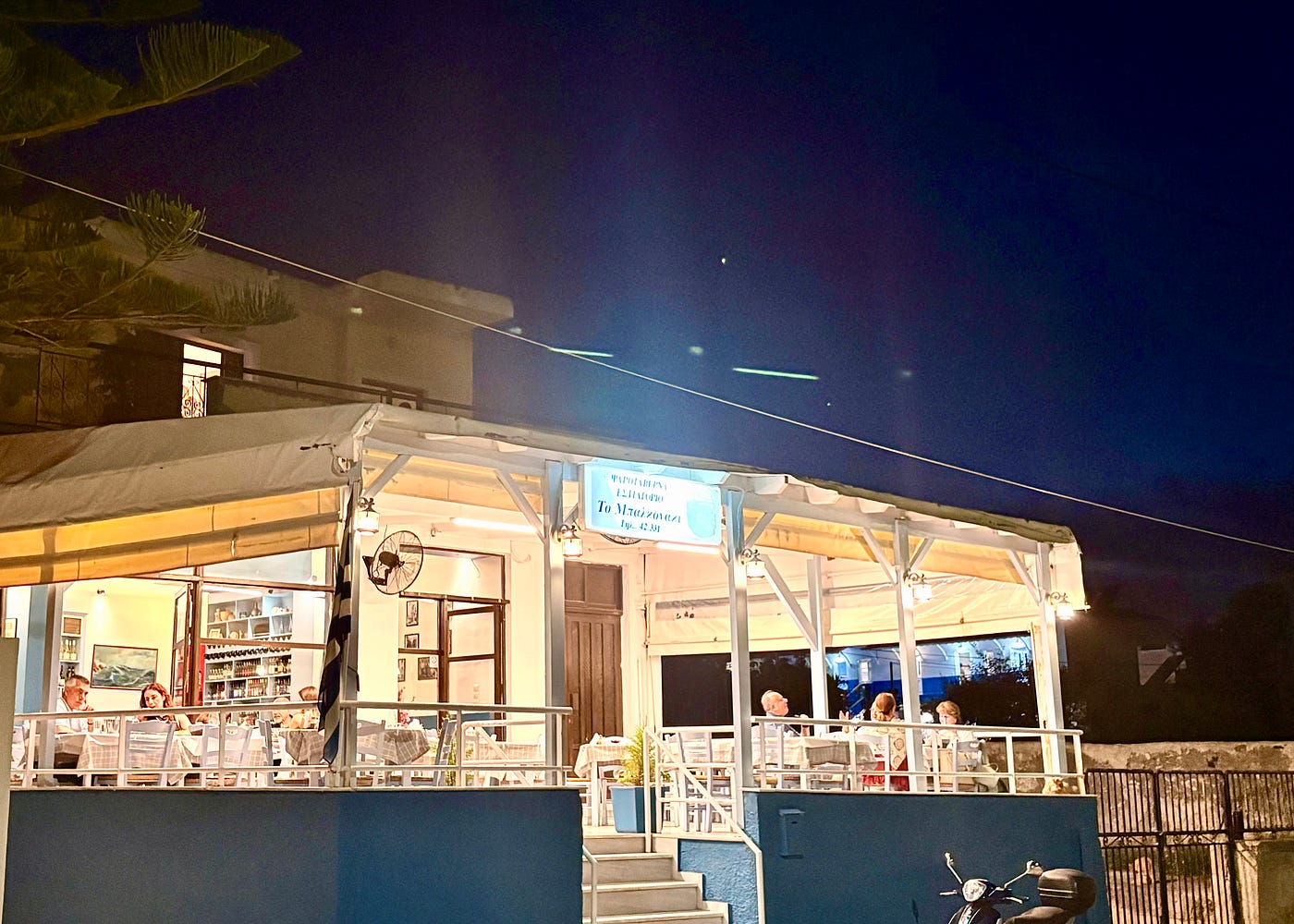 Im sanften, einladenden Abendlicht der Fischtaverne To Balkonaki (“das Balkönchen”) offenbart sich, beispielhaft für zahlreiche lokale Gaststätten der Insel, die fangfrische, puristische Küche von Lesbos in ihrer ganzen geschmacklichen Tiefe. Auf dem elementaren Fundament von goldenem, inseleigenem Olivenöl und altüberlieferten Rezepten entfaltet sich das gemeinsame Mahl zu einem sinnlichen Ritual, das das kulinarische Gedächtnis der ostägäischen Inselwelt bewahrt und die Kultur des Genusses in ein feines, allabendliches Fest der Begegnung verwandelt.