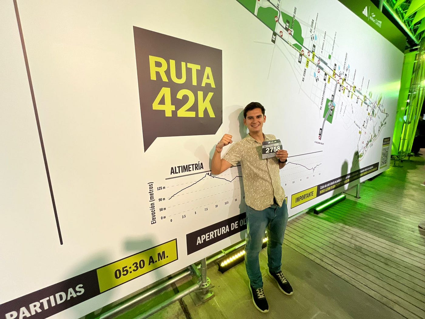 Foto 1: En la expo con el kit retirado, ya en modo maratón listo para el desafío