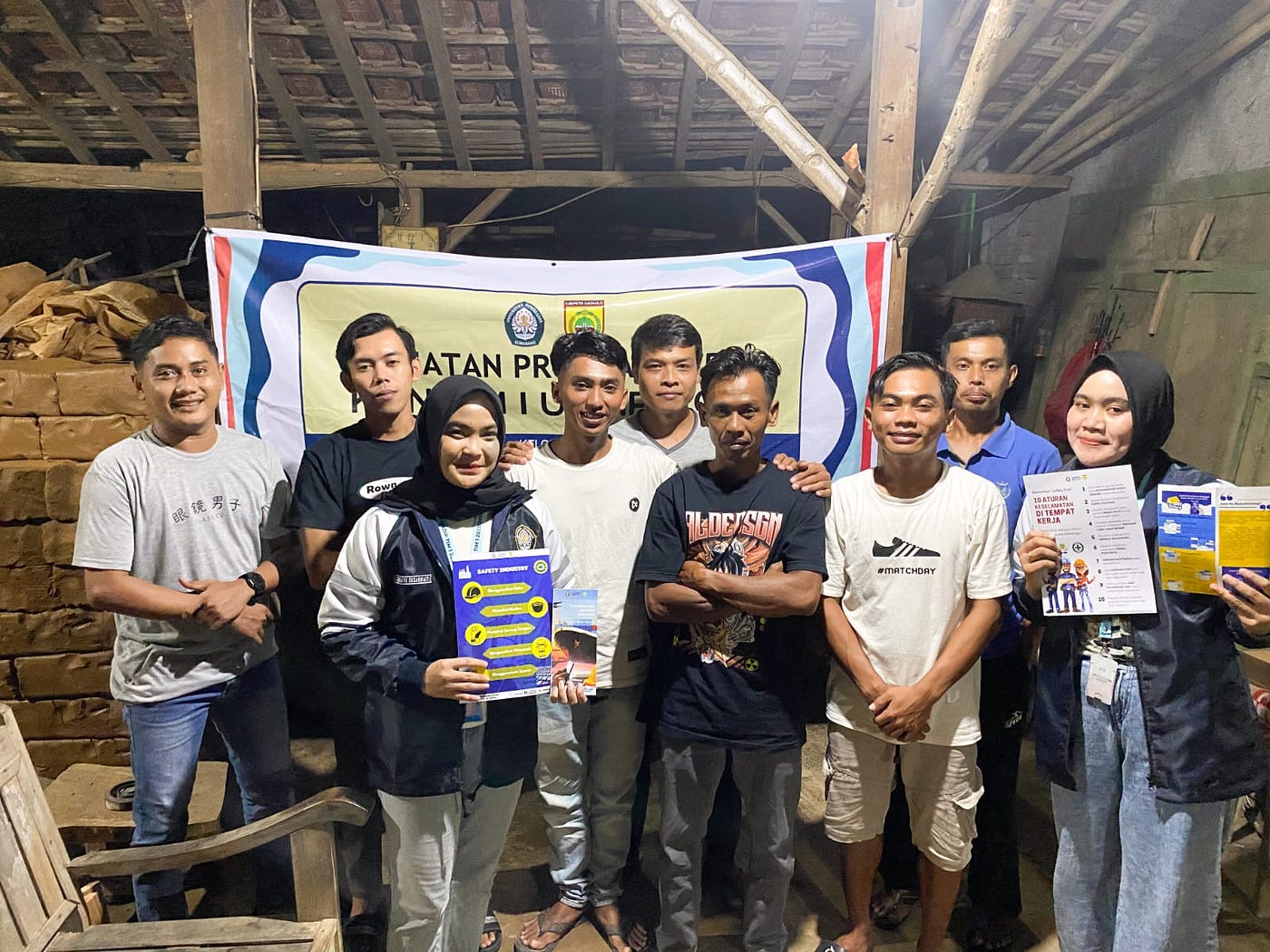 Mahasiswa KKN Undip Melakukan Kegiatan Edukasi Cara Ekspor Genting Kepada Pelaku UMKM Genting