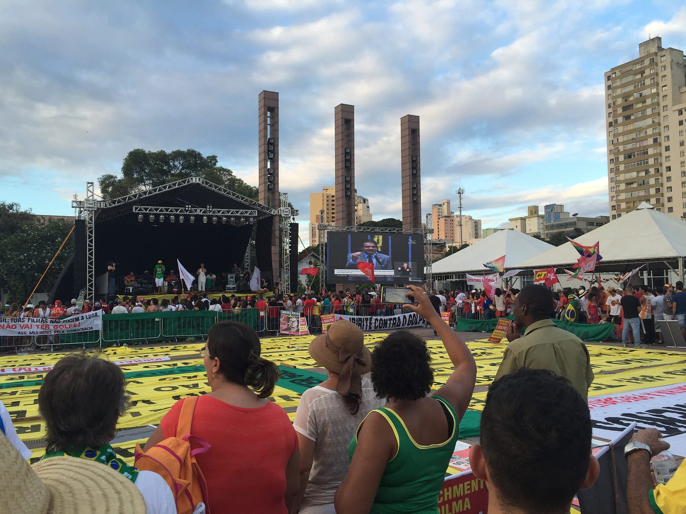 Militância reunida na Praça da Estação, em Belo Horizonte, para assistir ao plenário entre deputados que decidiu o impeachment de Dilma Rousseff, em 31 de agosto de 2016 / Foto: Ana Brisa Reis