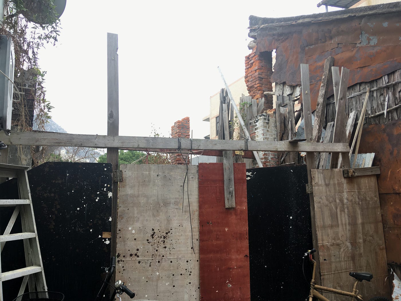 Five panels barrier in an alley of Tai O, Hong Kong_(Photo by Oiseau)