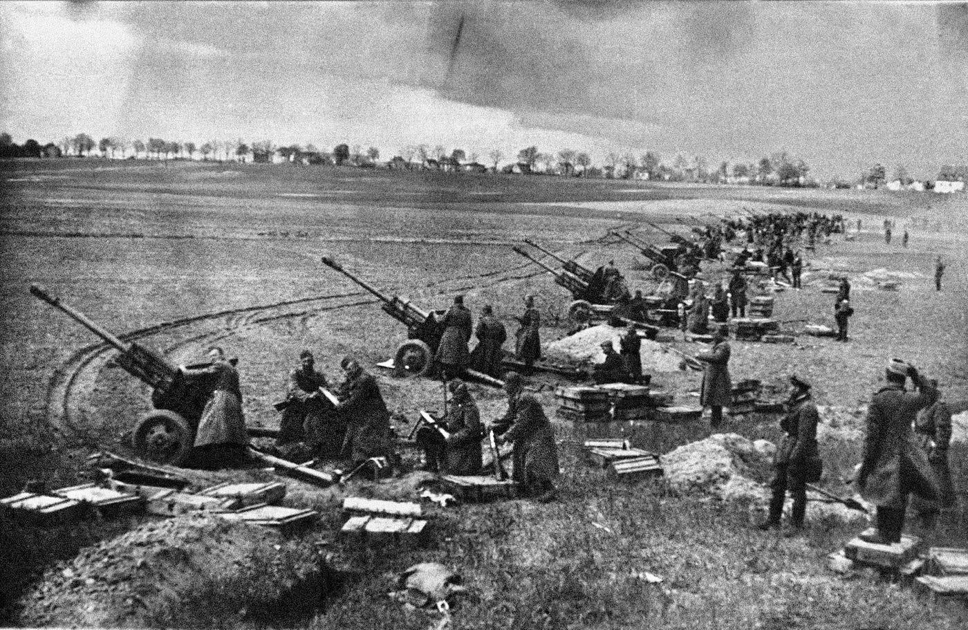Artiglieria sovietica spara contro le posizioni tedesche durante la battaglia.