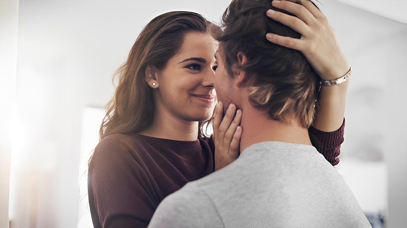 Влюбленная девушка. Две подруги влюбленные в одного парня. Признаки что девушка влюблена в парня. Человек испытывает влюблённость. Девушка влюбилась.