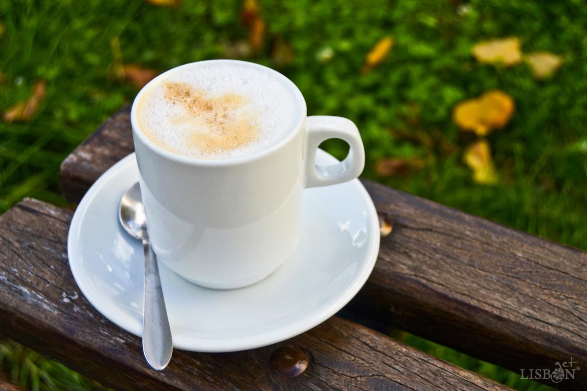 Tazas de Delta meia de leite (café con leche), Porto (Porto), Portugal  Fotografía de stock - Alamy