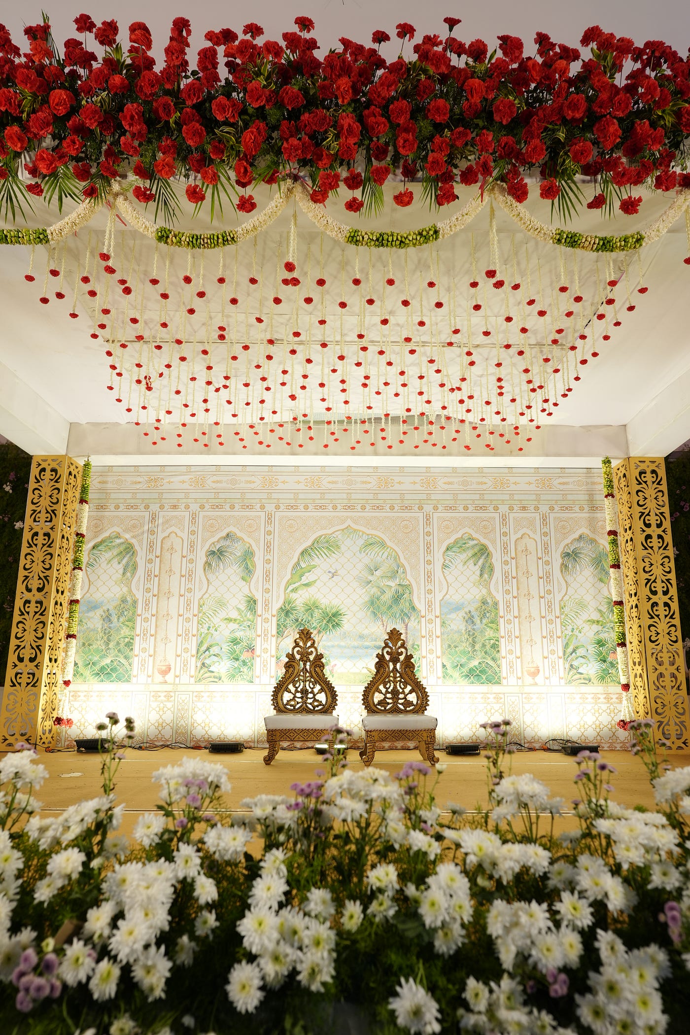 Can you suggest trending decor themes that work well in local venues?