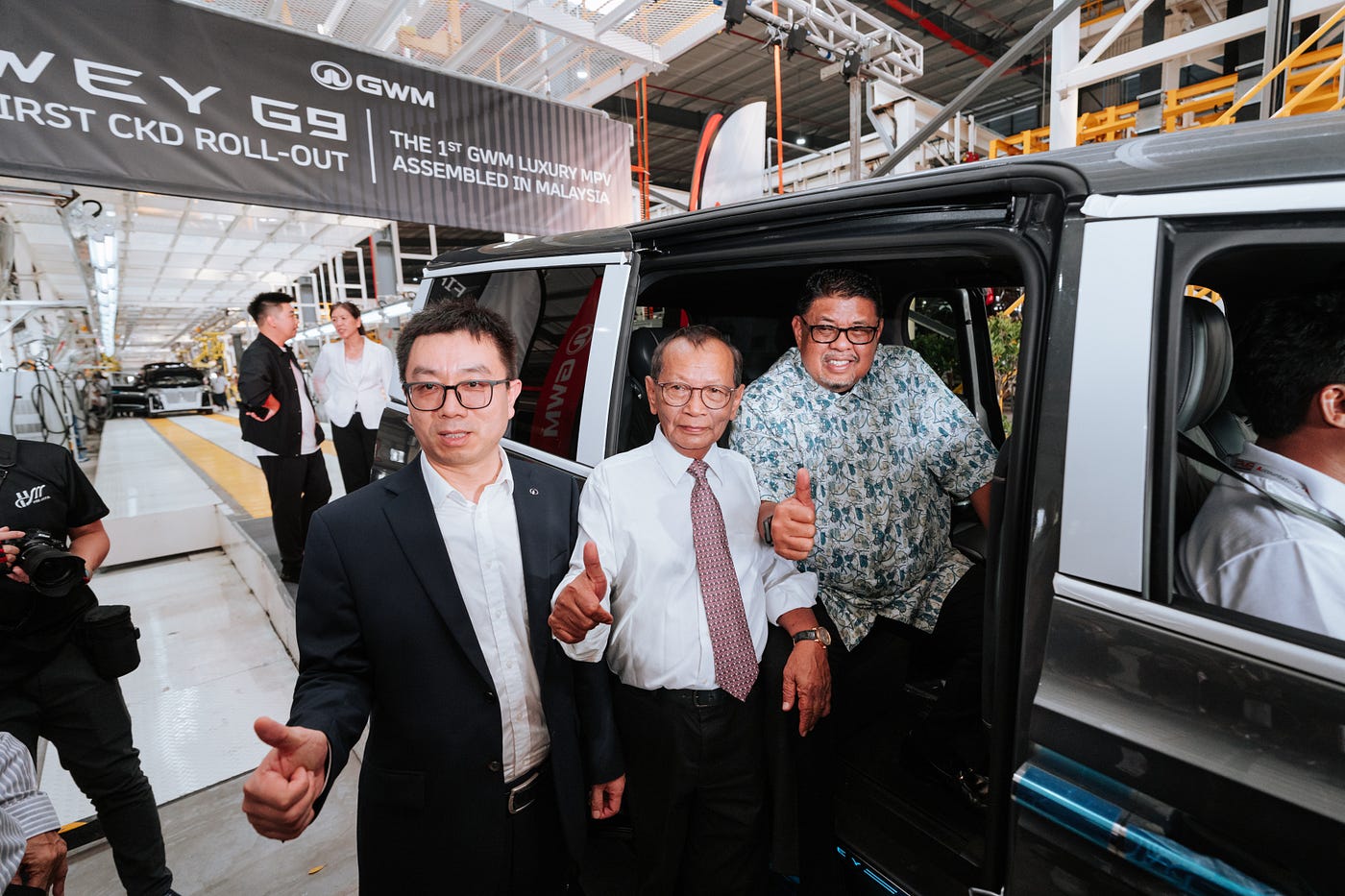 From left: Mr. Mike Cui (崔安琪), Managing Director of GWM Malaysia; Mr. Hamidon Abdullah, Executive Chairman of EP Manufacturing Berhad; and YAB Datuk Seri Utama Ab Rauf Yusoh, Chief Minister of Melaka, showcasing the first GWM Wey G9-PHEV MPV to roll off the production line at EPMB’s second plant in Alor Gajah, Melaka.