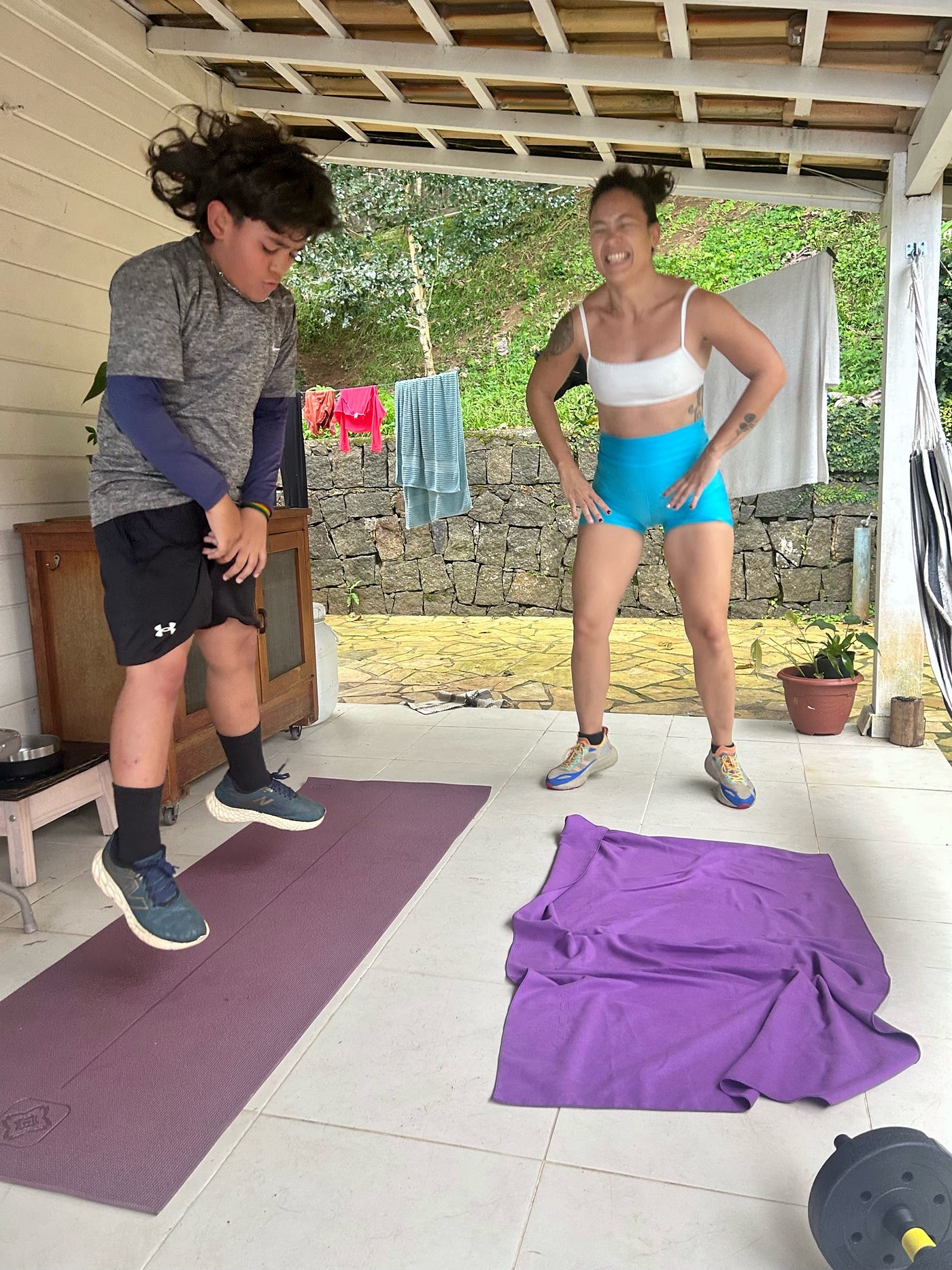 Flexões, agachamentos, sprints, saltos e corridas todas as manhãs