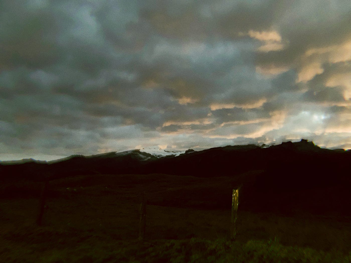 Empezó a amanecer y paramos a ver el Nevado. No creo que haya una foto (mía) que le haga justicia a lo que realmente se puede ver.