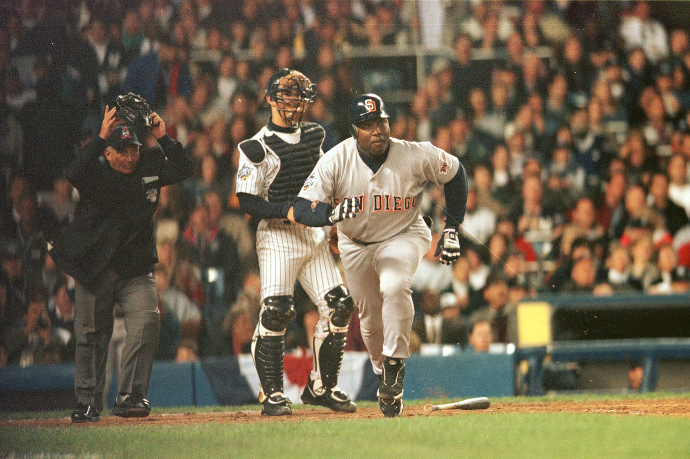 Tony Gwynn hits his first postseason homer in Game 1 of the 1998 World  Series 