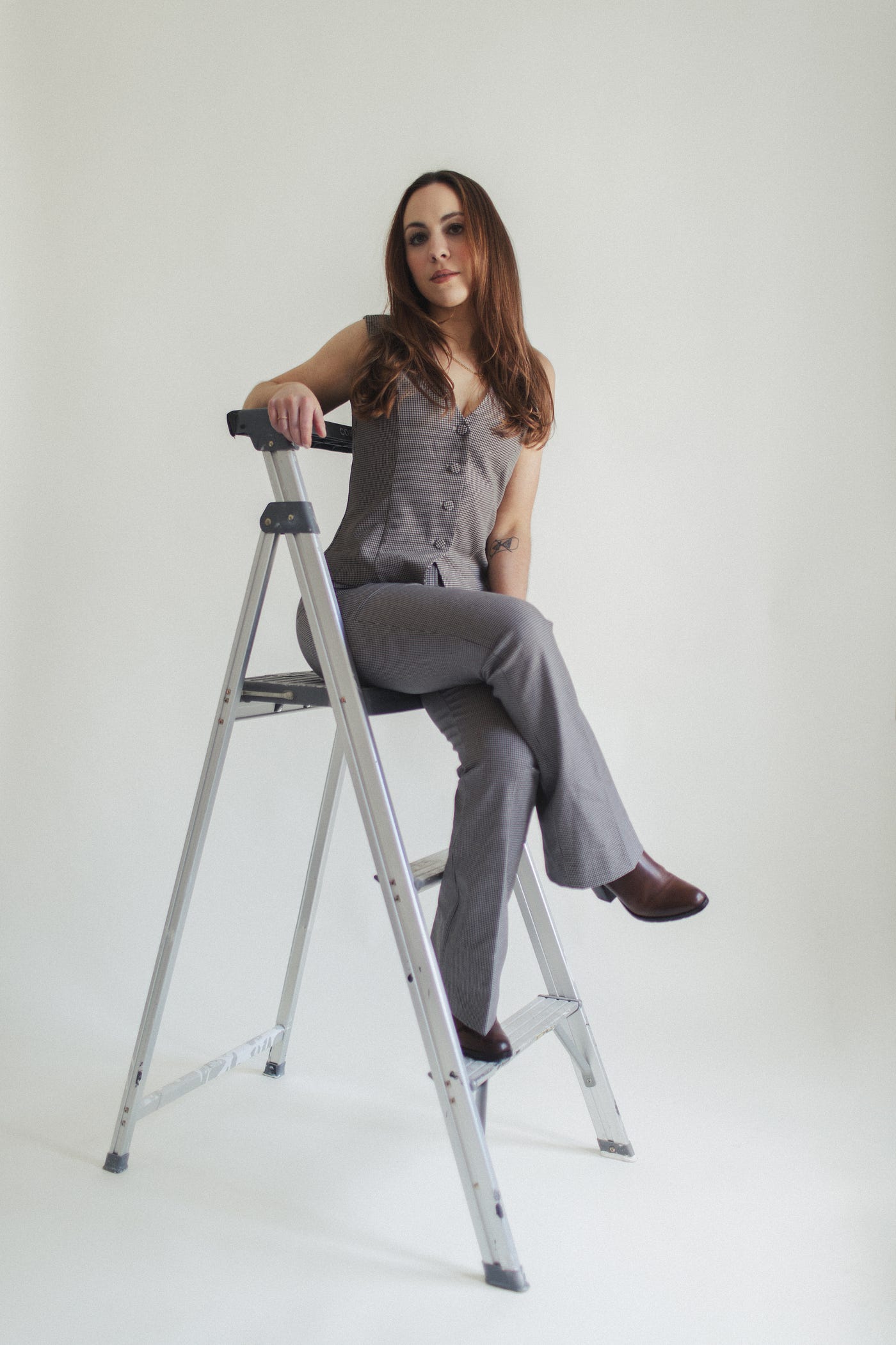 Premiere: Abby Nissenbaum Unveils Captivating LGBTQ+ Country Music Video “Gentleman”