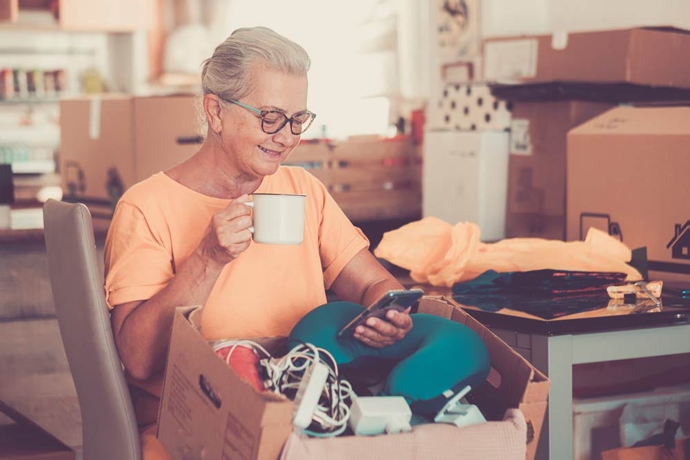 집안의 잡동사니를 정리하며 휴식을 취하고 있는 노부인.