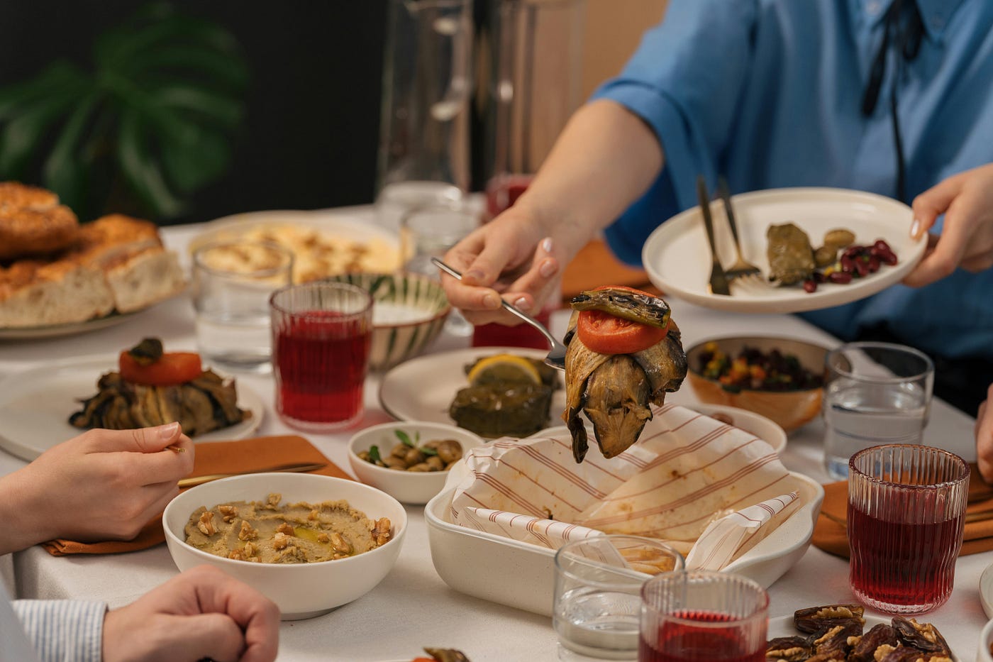 Buka Puasa Tanpa Kalap, Ini Cara Berbuka Puasa yang Sehat dan Tidak Membebani Tubuh