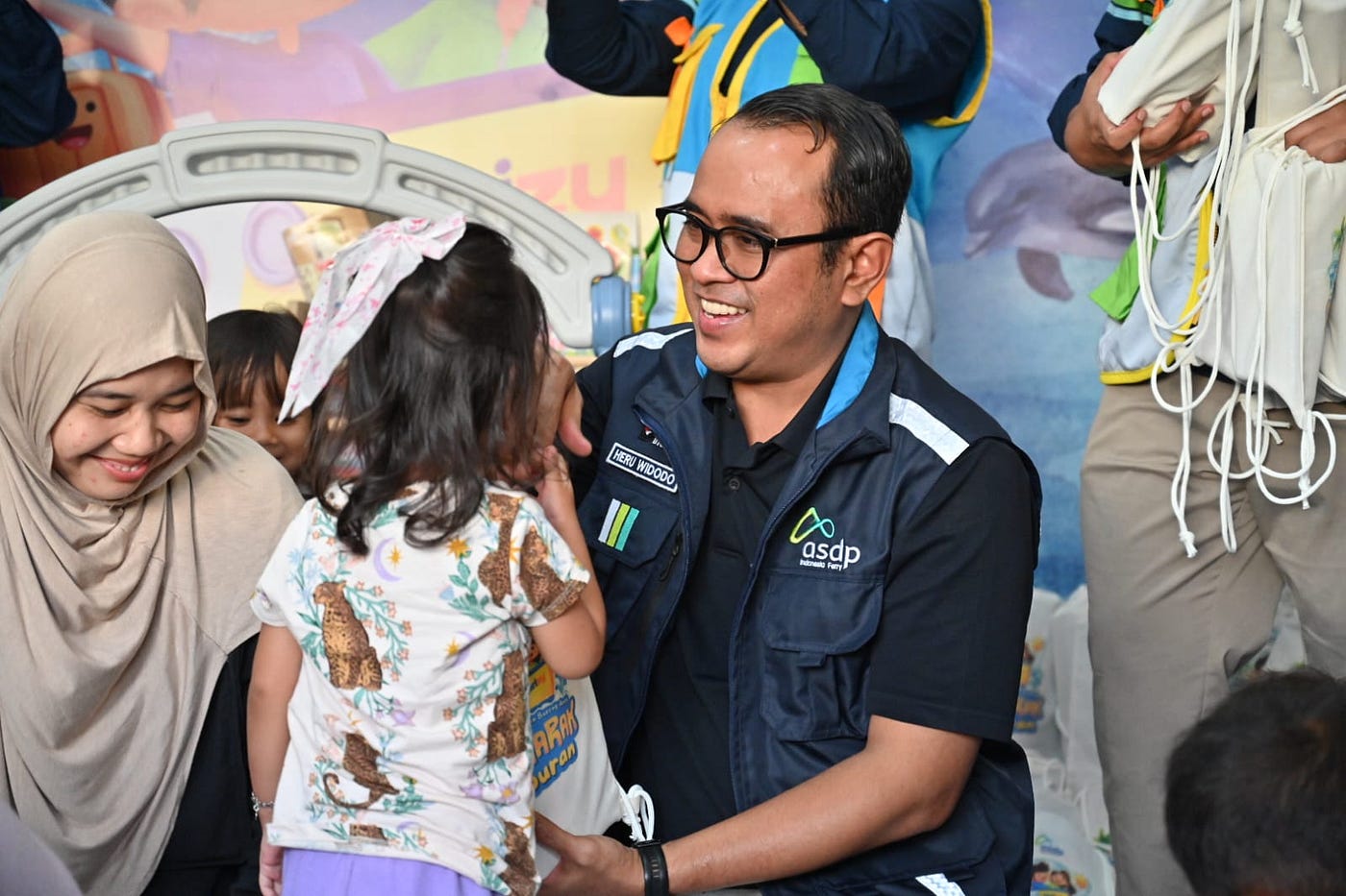 Heru Widodo Hibur Penguna Jasa Penyebrangan di Posko Ramah Anak