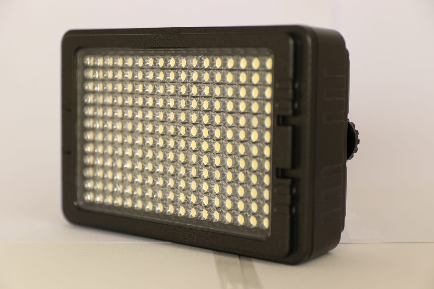 UTEBIT PT-204S LEDビデオライト バッテリー２本、充電器付き UTEBIT PT-204S LEDビデオライト バッテリー2本、充電器付き